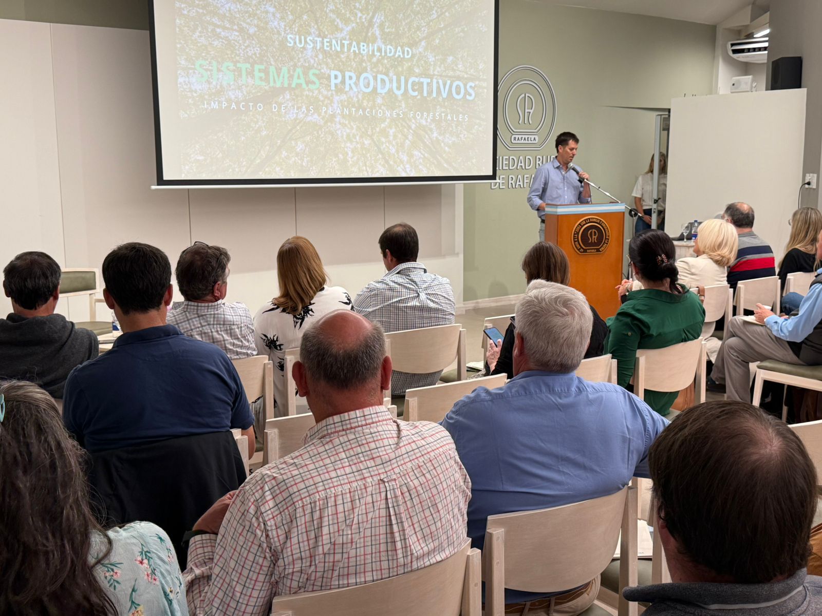 Charla sobre sustentabilidad y carbono neutro en la Sociedad Rural de Rafaela