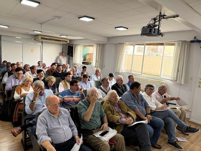 Presentes en la Reunión Mensual de CRA